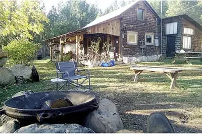 Image de Stay in the oldest livable structure in the State of Idaho! Swim, relax, enjoy.