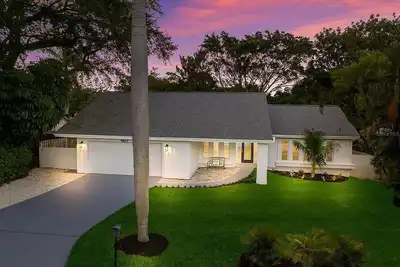 Image de Bright, Cheerful, Family Fun Beach Getaway! - 4br/3ba with Pool