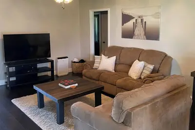 Image de 2- bedroom 1 bath home, close to Everything N Dallas has to offer.