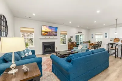 Image de 4-bedroom house in charming Berlin with 2 pools, Fishing pier, and fitness room