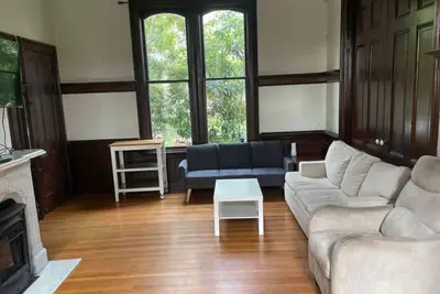 Image de Stunning Historic House - Near Campus!