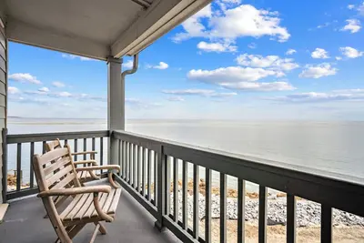 Image de Couples Retreat with Breathtaking Oceanfront Views, Community Pool, Elevator - 735 North Hampton