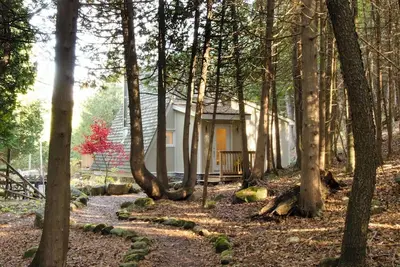 Image de Charming updated A-frame home nestled in the woods adjacent to Kimberley Creek.