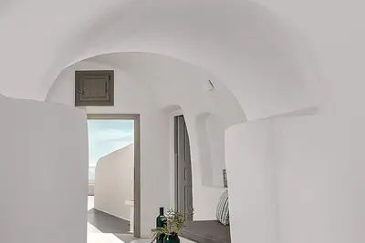 Image de Alluring Santorini Suite | Sunset Embrace Cave Suite | 2 Bedrooms | Breathtaking Caldera and Sea Views | Lovely Furnished Terrace | Prime Location | Oia