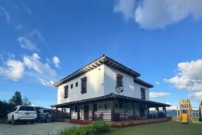 Image de Spacious 3-bdr Colonial property in Guarne-20 min from airport Jose Maria Cordv