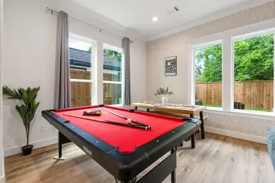 Image de Houston's Very Best! Centrally Located Modern Home w/ Hot Tub - 5Beds/4Baths