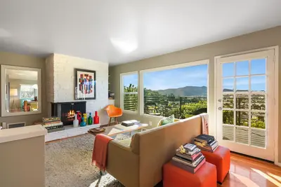 Image de Stylish Mid-Century Ranch Perched on Adams Hill with Stunning Views