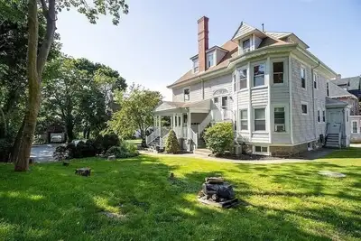 Image de Enjoyable Sunny 2-bedroom apartment with WiFi in Fall River Historical District