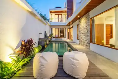 Image de Villa in Uluwatu - 4 Bedroom/4. 5 Bathroom with Pool, Ac, Cable and Roof Top Bar.
