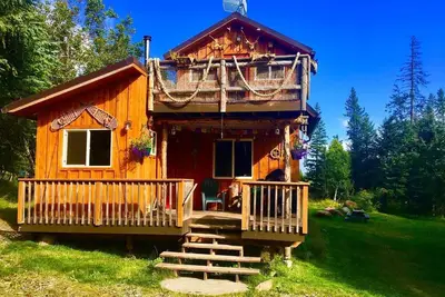 Image de Forest Creek cabin is nestled away in the woods offering a quiet retreat.