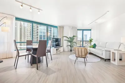 Image de Luxurious 2-Bdrm, 2. 5-Bath Condo with Parking & Fitness Center in Prime Waikiki!