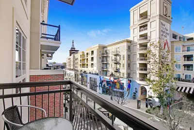 Image de Stylish, furnished 2Bedroom at the Americana at Brand!
