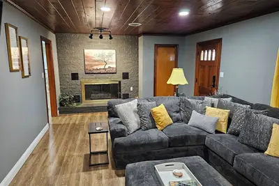 Image de Charming 3-bedroom house with 1000sqft arcade style game room in awesome Bristol
