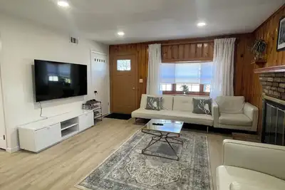 Image de Newly Renovated Luxury 3-Bed 2-Bath Home with Easy Airport Access