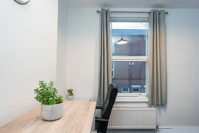 Image de Comfy 4-bedroom house near Notta City Centre - Free Parking, Fast Wifi