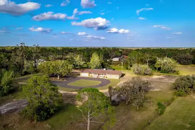 Image de Raceway Ranch - Hometown delight! \n5 bedroom pool home on 5 acres!