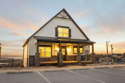 Image de The White House: Lakeview Retreat w/ Hot Tub, Fire Pit & Game Room