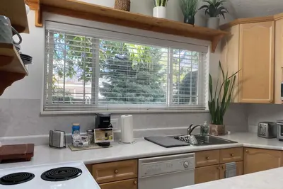 Image de Darling secluded 1 bedroom 1 bathroom w/ hot tub apartment.