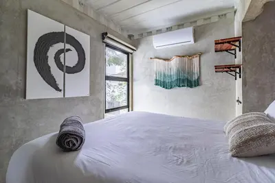 Image de Z102 Mapache, Industrial Beach Condo, w Pool and Ac!