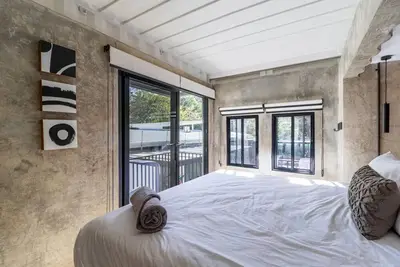 Image de Z102 Parrot, Industrial Beach Condo, w Pool and Ac!