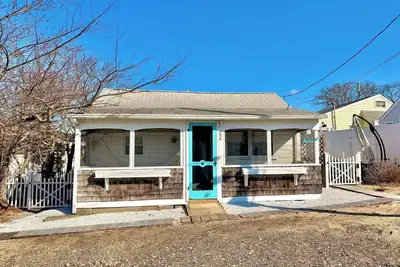 Image de Welcome to Breezy Bungalow, a charming cottage steps from the  beach.