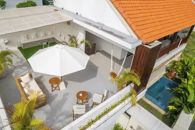 Image de 4-bedroom villa in Canggu with luxurious balcony and pool area.
