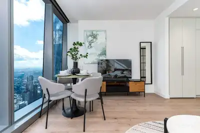 Image de 2br Family Home next to SkyBus w/ Pool& Sauna