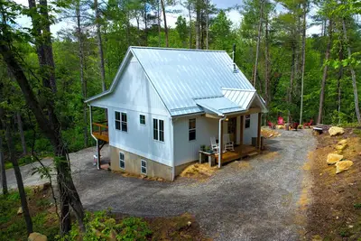 Image de Storybook Farmhouse in the Woods