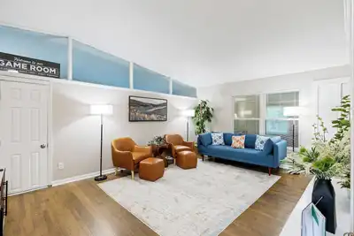 Image de Forest Estates Lodge - Spacious + Available Now!