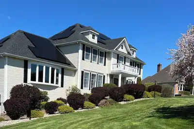 Image de 4-bedroom house with pool, hot tub in charming Lagrangeville with, Ac. Enjoy.