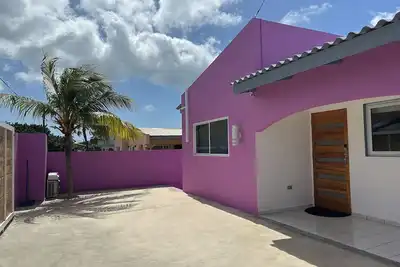 2-bed, 1-bath home with wifi, full Ac, 5 minutes from the airport!