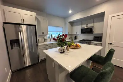 Image de Mountain Haven Townhome in Denver. W\/keyless entry. Pet Friendly.