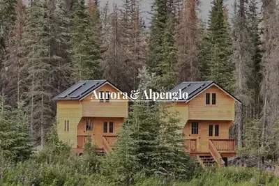 Image de Aurora and Alpenglo Paired Lakefront Cabins