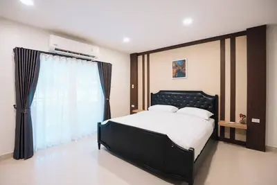 Image de Cozy, secure, close to town, night market & walking distance to central festival.