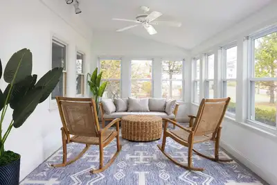 Image de Salt & Cedar • Steps to Beach • Spacious deck