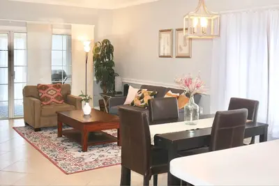 Image de Coralbell Villa - Near Uncc & Pnc Pavilion, Pools, Grill, Spacious, 15 Mins to Uptown, King Suite!