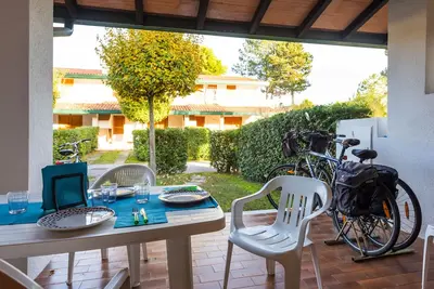 Image de Maison de ville confortable pour familles avec piscine et jardin