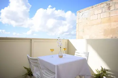 Image de 2-bedroom townhome with Ac and 3 Terraces in lovely Cospicua