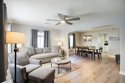 Image de King Bed & Pet-Friendly: Cozy Phoenix Getaway