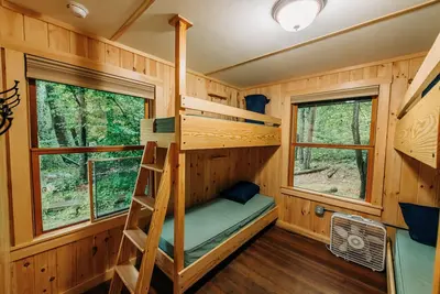 Image de Cabin, Double Bed, 5 Bunks, Screened Porch