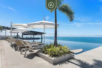 Image de Luxury 2 Br Condo with Dream Pools - Beach - Art