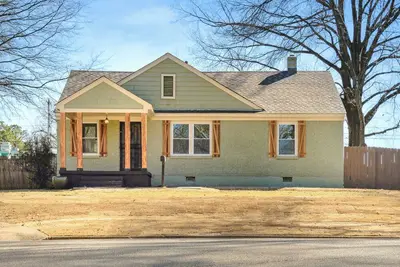 Image de Retro Glam Pad Near Food & Shops! 65\" Tv, Workstation, Large Deck