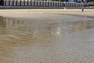 Image de Balcony Seaview 2 bedroom luxury apartment. Coastal Retreat. 1 min walk to beach