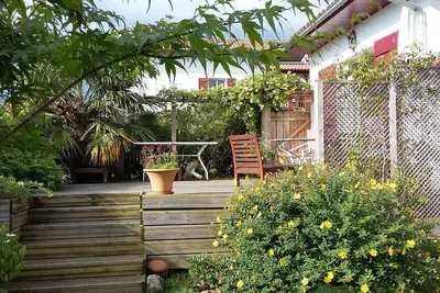 Maison au calme idéalement située à 15 mn à pied de la plage et du centre ville