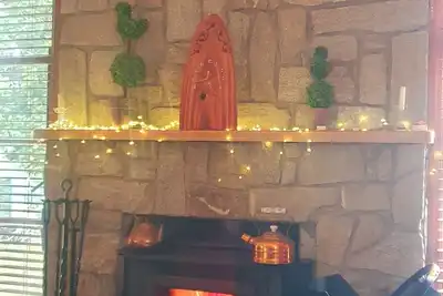 Image de Cozy rustic cottage in the heart of Mt Beauty. Stone fireplace, off street parking