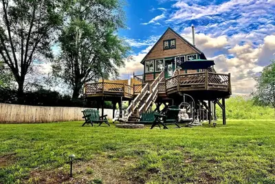 Image de Intimate Riverside Treehouse Cabin Escape: Hot Tub, Mountains & Starlit Nights