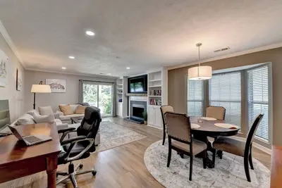 Image de Private Escape - Dine in downtown Alpharetta/shop at Avalon, Walk to Downtown Alpharetta in 9 minute