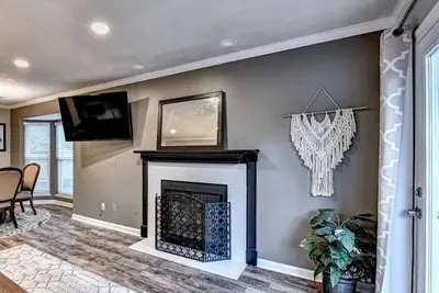 Image de Peachtree Haven - Dine in downtown Alpharetta/shop at Avalon