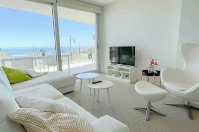Image de Panoramic ocean view 2-bedroom apartment.