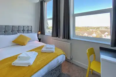 Image de 2 bed apartment close to station and city centre